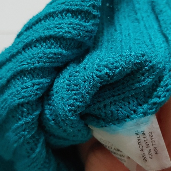 ๐ 3/$20๐ Cable & Gauge US L top with Drop Sleeves in Bright Turquoise - Picture 7 of 10